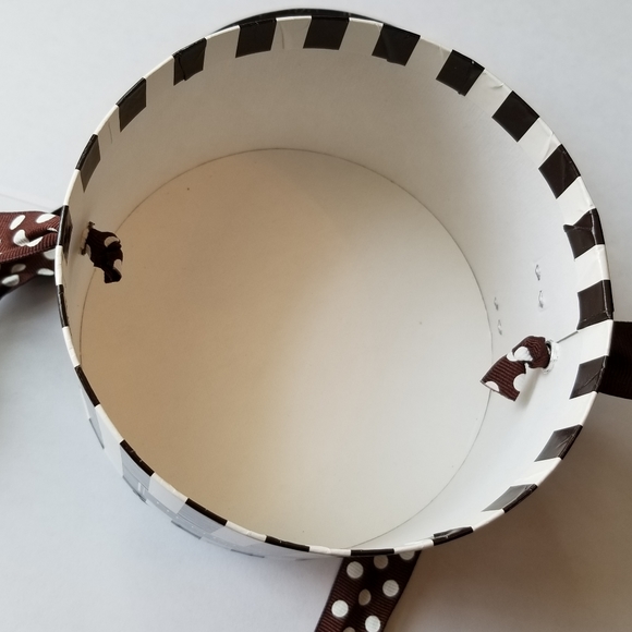 ❗Henri Bendel Iconic Brown and White Stripe Round Box with Polka Dot Ribbon❗ - Picture 6 of 7